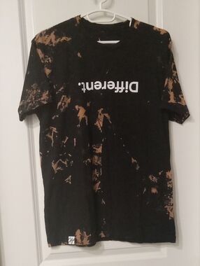 Short-Sleeve Graphic Tee in Black with Brown Bleach